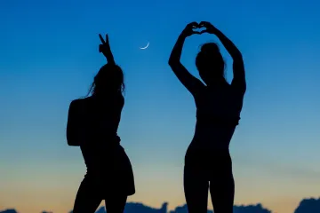 Siesta Beach: Girls Dance Under the Moon