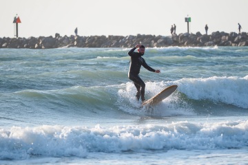 20220219 Surfing @ South Jetty