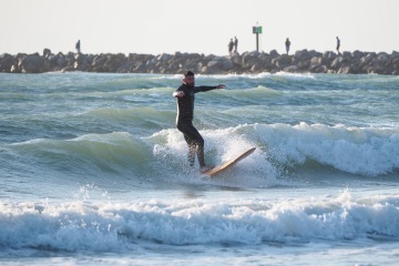 20220219 Surfing @ South Jetty