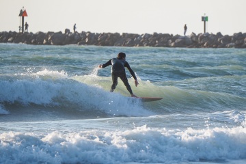 20220219 Surfing @ South Jetty