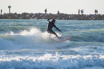 20220219 Surfing @ South Jetty