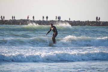 20220219 Surfing @ South Jetty