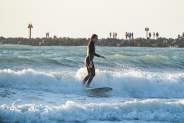 20220219 Surfing @ South Jetty
