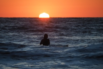 20220219 Surfing @ South Jetty