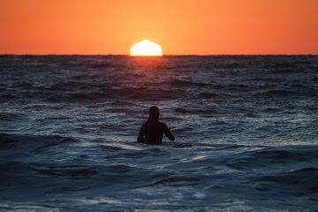 20220219 Surfing @ South Jetty