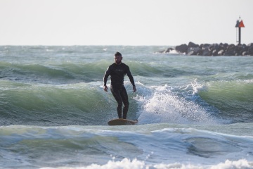 20220219 Surfing @ South Jetty