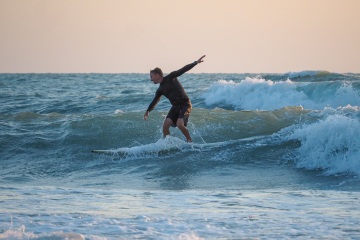 20220320 Surfing @ South Jetty