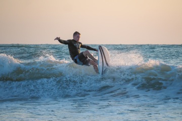 20220320 Surfing @ South Jetty