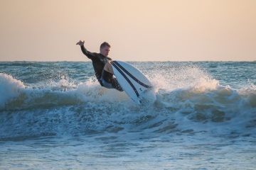 20220320 Surfing @ South Jetty
