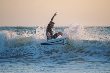 20220320 Surfing @ South Jetty