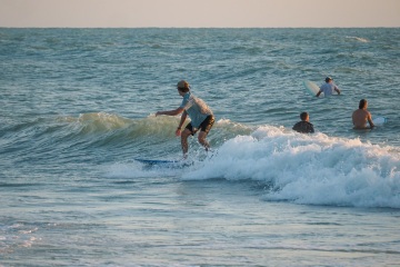 20220320 Surfing @ South Jetty