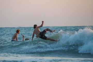 20220320 Surfing @ South Jetty