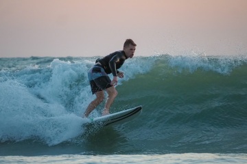 20220320 Surfing @ South Jetty