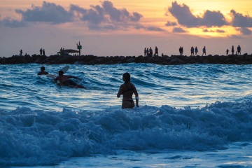 20220612-sunset-surfing-south-jetty